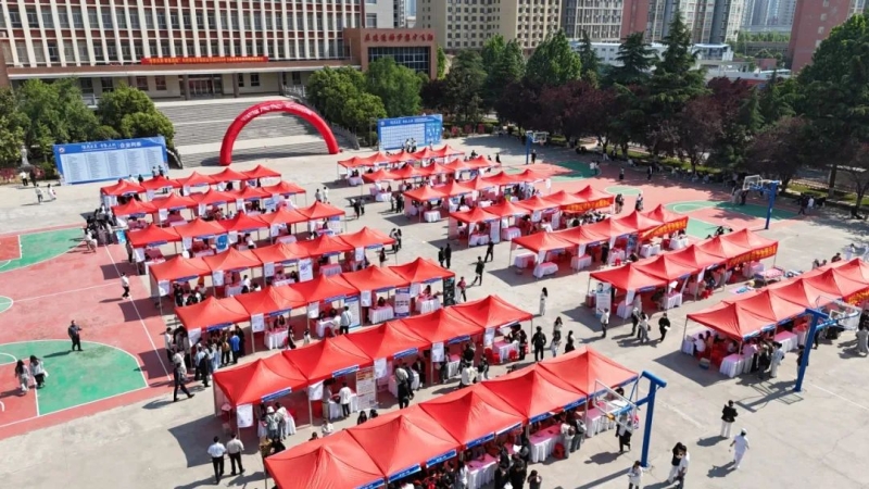 beat365举办2025年毕业生就业双向选择洽谈会