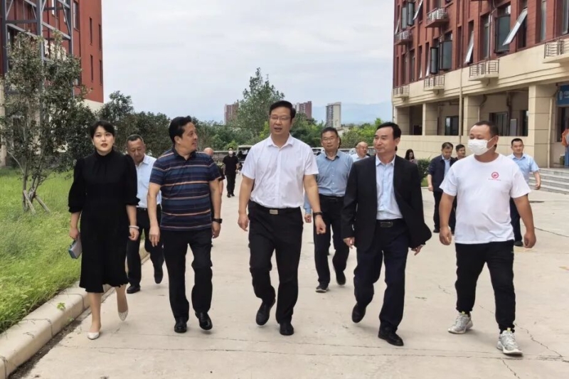 郑州市人民检察院党组书记、检察长张道伟一行到beat365督导检查食品安全工作