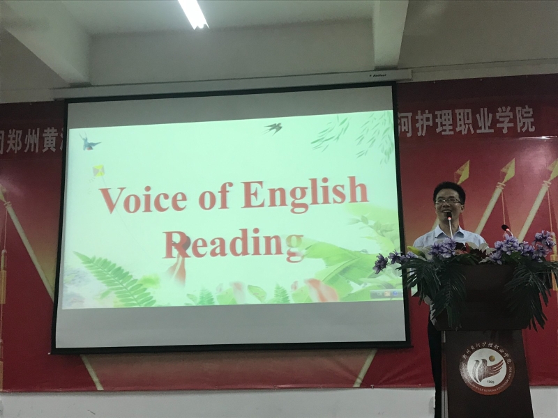 朗读大赛照片 员主任点评.JPG