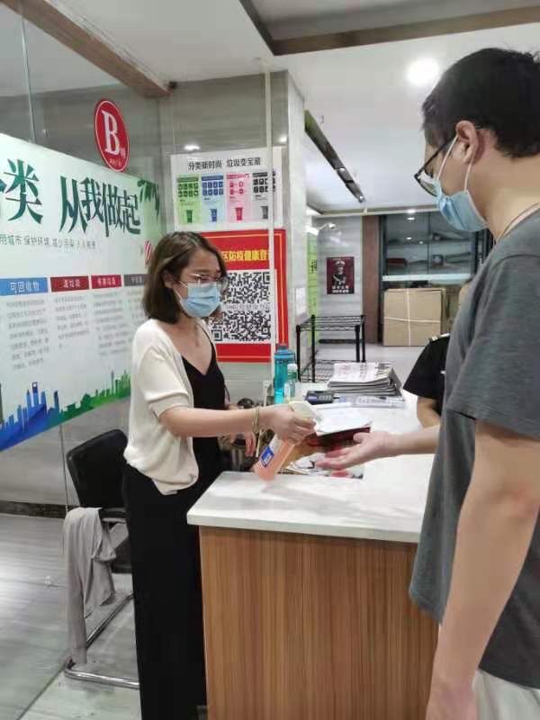 1631233417131011.jpg 郑诗敏老师在为出入人员消毒.jpg