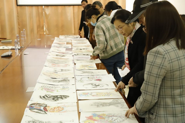 1724660758445220.jpg 图二 大赛评委现场观看参赛作品.jpg