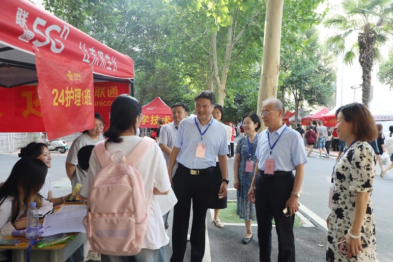 1725280826747650.jpg 3领导视察.jpg