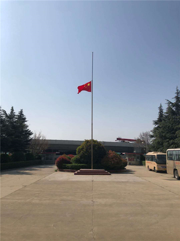 beat365英国官网网站下半旗志哀  哀悼逝者 致敬英雄