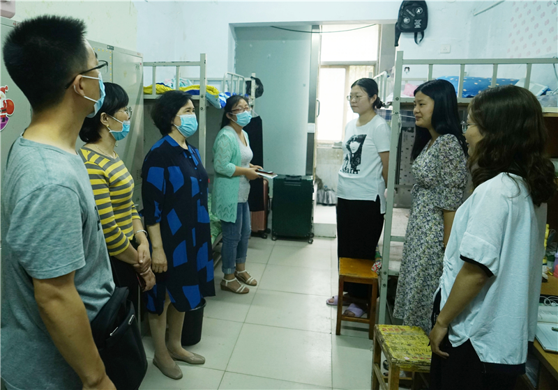 院党委副书记张玉珍带队深入宿舍看望慰问2017级专升本返校学生