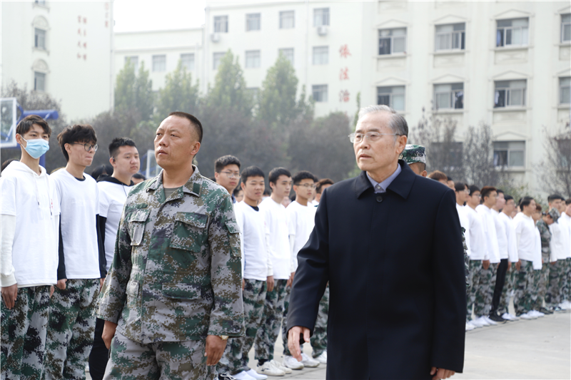 学院举行2020级新生军训会操表演