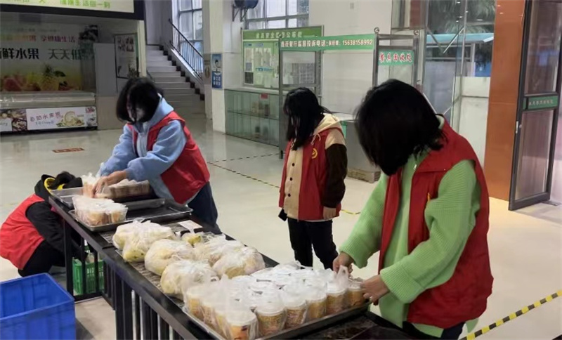 学院志愿者为师生送餐